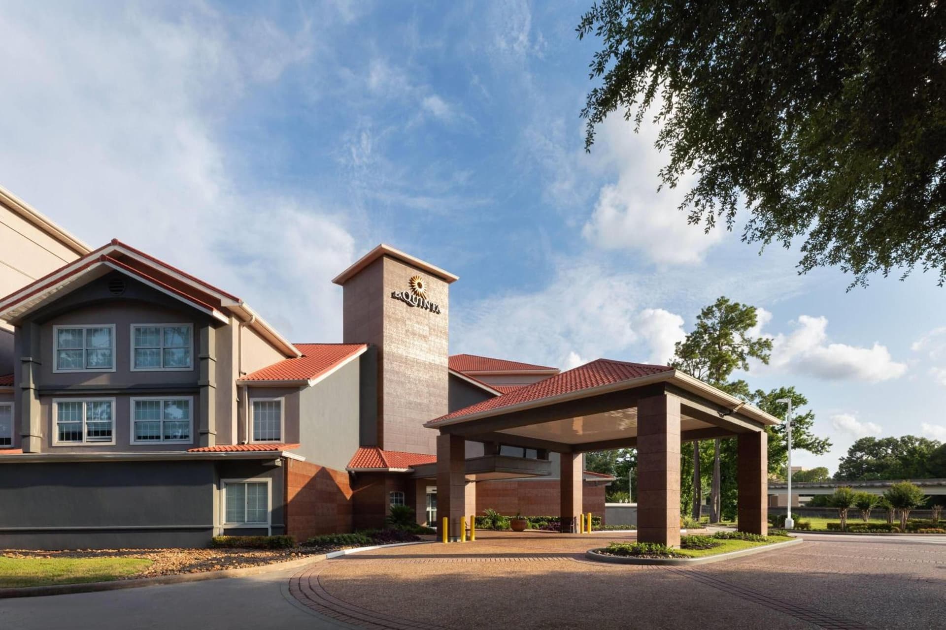 La Quinta Inn & Suites by Wyndham Houston Bush IAH South